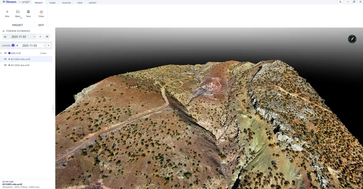 Vista 3D de STREAM Terrain: ortofoto de dron sobre el modelo del terreno, con escenarios de terreno y capas a la izquierda